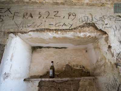 Non vi � traccia di arredamento, mentre una bottiglia di birra vuota e inguardabili scritte testimoniano l'incivilt� di alcuni visitatori